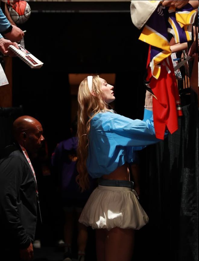 jM, 我坐在他旁 jM, 我坐在他旁